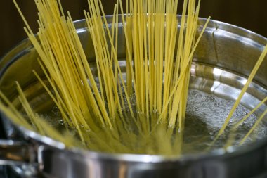 Kaynar suda pişirilmiş spagetti. Makarnalı makarna..