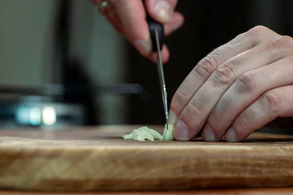 Tagliare Aglio Una Tavola Legno Cucinare — Foto Stock