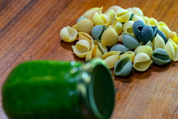 Barvené Syrové Těstoviny Těstoviny Conchiglie Konzervované Pesto Omáčka Skleněných Nádobách — Stock fotografie