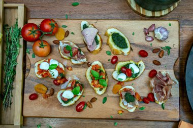 Mumları olan güzel bir yemek masası. Pesto ve domatesli karides salatası.