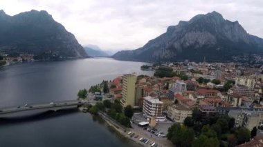 İtalya 'nın Lecco şehrinde. Como Gölü kıyısındaki küçük Lecco şehrinin resimli görüntüsü..