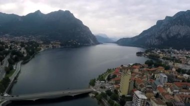 İtalya 'nın Lecco şehrinde. Como Gölü kıyısındaki küçük Lecco şehrinin resimli görüntüsü..