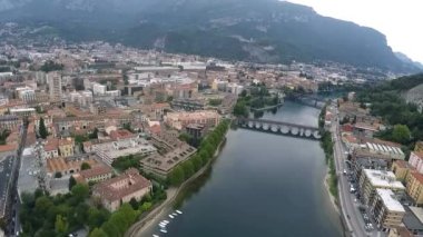 İtalya 'nın Lecco şehrinde. Como Gölü kıyısındaki küçük Lecco şehrinin resimli görüntüsü..