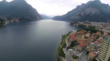 İtalya 'nın Lecco şehrinde. Como Gölü kıyısındaki küçük Lecco şehrinin resimli görüntüsü..