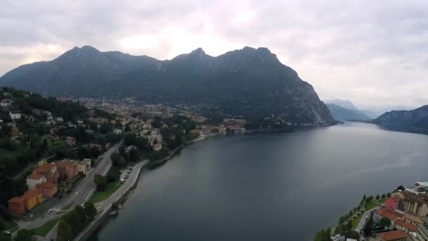 Город Лекко Италия Живописный Вид Небольшой Город Лекко Берегу Озера — стоковое видео