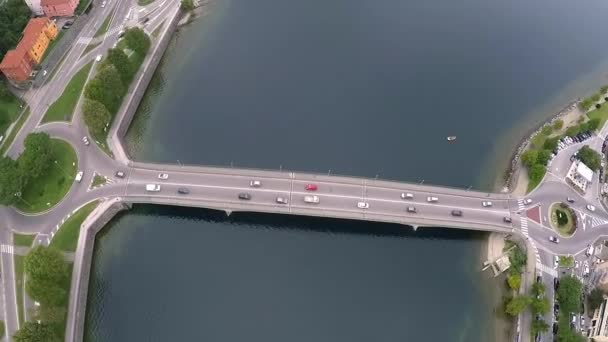 Αεροφωτογραφία Της Κυκλοφορίας Στην Κορυφή Μιας Γέφυρας Μεταξύ Του Νερού — Αρχείο Βίντεο
