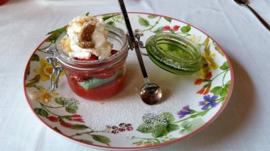 Pastaya çikolata. Tatlının üstünde kırık çikolatalar var. Mango tatlısı.