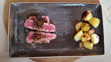 Biberli biftek ve fırında patates..