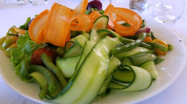 Vejetaryen salatası. Beyaz tabakta taze sebze salatası..