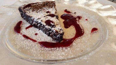 Çikolatalı turta ve çilekli krema..