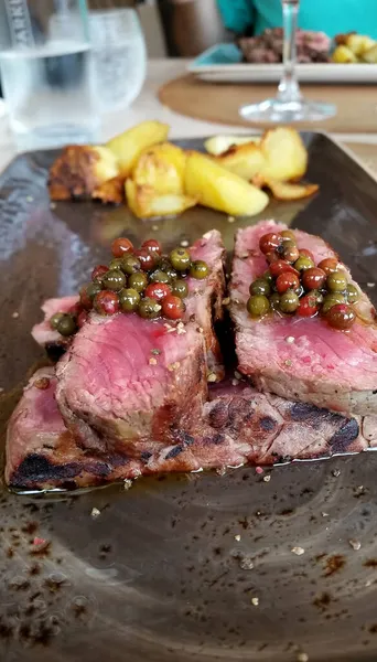 Delicioso Rosbife Com Pimenta Batatas Assadas — Fotografia de Stock