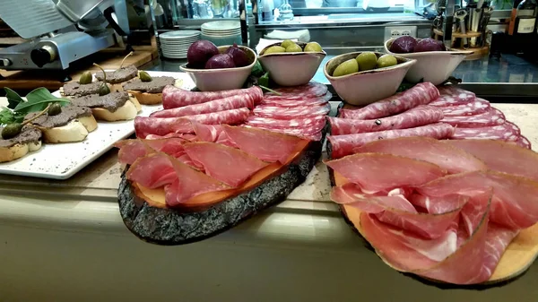 Las Tablas Madera Están Llenas Jamones Salami Aceitunas Cebollas Rojas — Foto de Stock