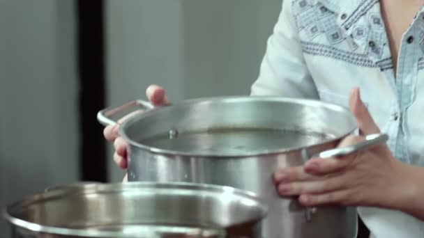 鍋に沸騰した水を入れてください 麺作りのために湯を沸かす — ストック動画