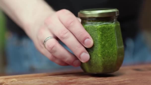 Přírodní Sklenice Bylinky Pesto Omáčka Pozadí Barev — Stock video