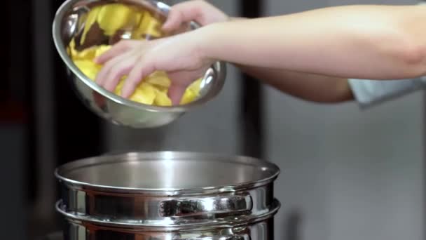 准备一餐 把面条放在锅里的手 — 图库视频影像