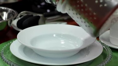 Ravioli makarnası. Beyaz bir tabağa ravioli koyuyorum..