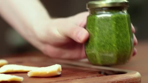 Frasco Ervas Frasco Molho Pesto Homem Servindo — Vídeo de Stock