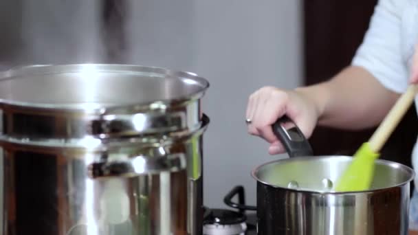 食事の準備だ スプーンで鍋の内容物を攪拌手 — ストック動画