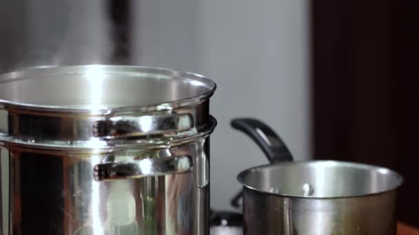 Pot Stoom Keuken Tijdens Het Koken Komt Stoom Uit Pan — Stockvideo