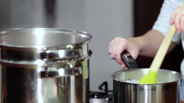 Przygotowuję Posiłek Ręce Mieszające Zawartość Garnka Łyżką — Wideo stockowe