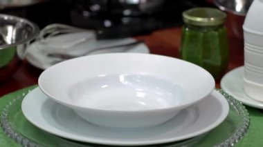 Ravioli makarnası. Beyaz bir tabağa ravioli koyuyorum..