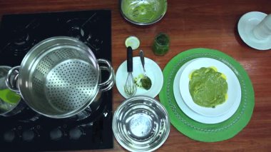 Tabağı masaya yerleştiriyorum. Eller pesto kremalı ravioli şehriyeleri düzenliyor..