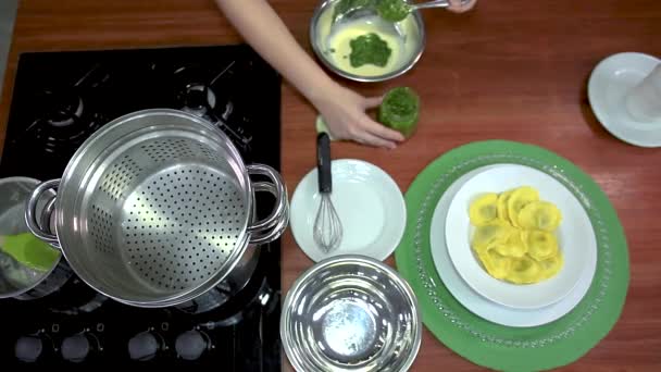 Sartén Acero Inoxidable Foco Cocinar Una Deliciosa Comida — Vídeos de Stock