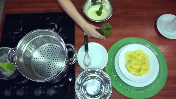 Roestvrij Stalen Pan Focus Kook Een Heerlijke Maaltijd — Stockvideo