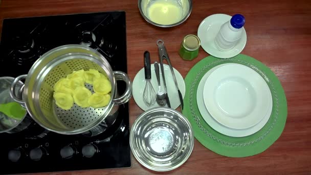 Приготовить Вкусную Еду Итальянская Кухня Сковородка Плите Равиоли Лапшой — стоковое видео