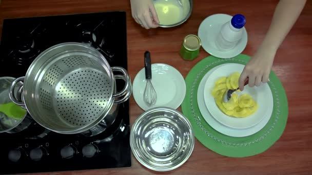 煮一顿美味的饭 意大利菜在盘子里摆放意大利面 — 图库视频影像