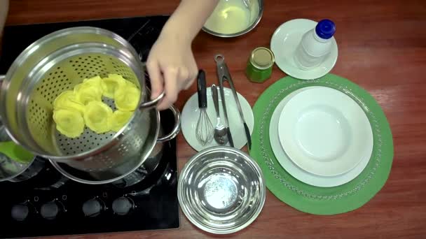 Cozinhe Uma Refeição Deliciosa Cozinha Italiana Retire Massa Ravioli Panela — Vídeo de Stock