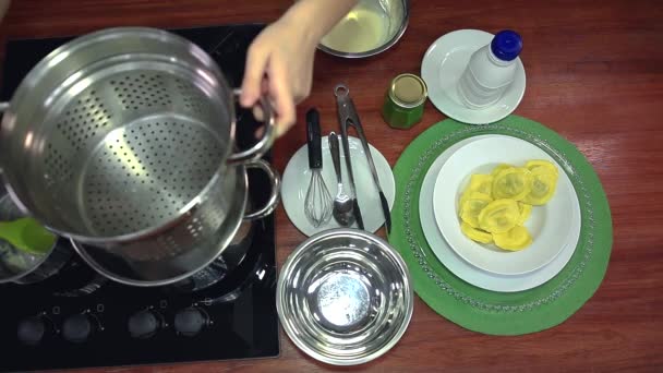 Lezzetli Bir Yemek Pişir Talyan Mutfağı Ravioli Makarnasını Tabaktan Çıkarıp — Stok video