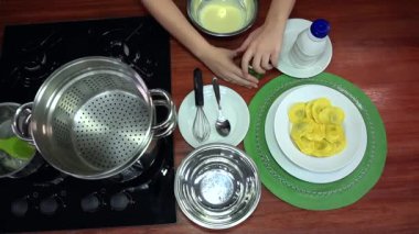 Ravioli yemeği. Pesto sosu. Bitki kavanozunu açıyorum. Yukarıdan görüntüle.