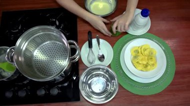 Ravioli yemeği. Pesto sosu. Bitki kavanozunu açıyorum. Yukarıdan görüntüle.