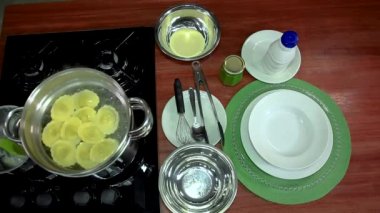 Tavada kaynar su içinde makarna. Ravioli yapılıyor.. 