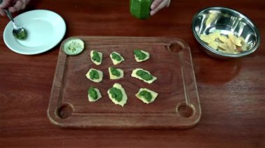 Doğal bitkiler. Pesto sosu. Peynirin üzerinde pesto sosu.