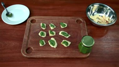 Doğal bitkiler. Pesto sosu. Peynirin üzerinde pesto sosu.