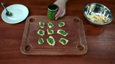 Doğal bitkiler. Pesto sosu. Peynirin üzerinde pesto sosu.