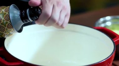 Yemek hazırlıyorum. Tavaya zeytinyağı koy..