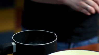 Yemek hazırlıyorum. Otları kaynar suyla birlikte tencereye koy.. 