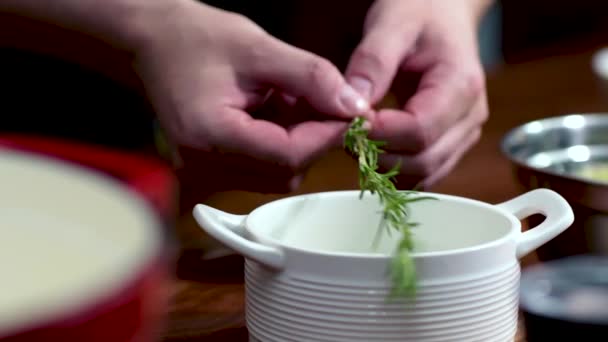 Aşçı Yemek Hazırlıyor Biberiye Bahçeden Yeni Çıktı — Stok video