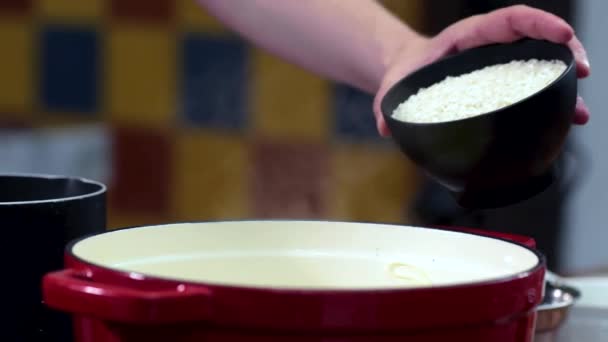 厨师在做饭 把饭放在锅里 用木勺搅拌 — 图库视频影像