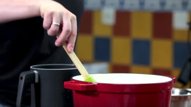 Yemek Hazırlıyorum Tavanın Içinde Tahta Bir Kaşıkla Karıştırıyor — Stok video