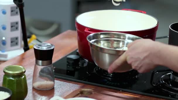 Bucătarul Pregătește Mâncarea Punerea Prazului Tigaia Fierbinte — Videoclip de stoc
