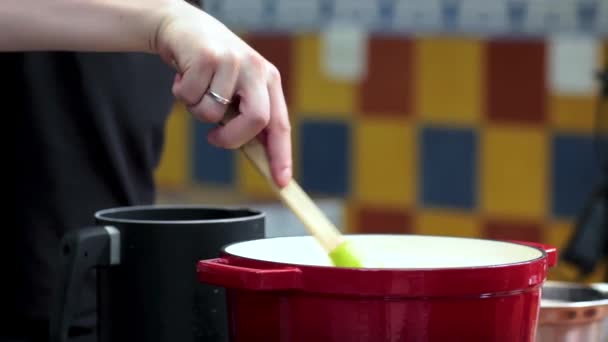 Yemek Hazırlıyorum Tahta Bir Kaşık Dökülen Suyla Karıştırıyor — Stok video