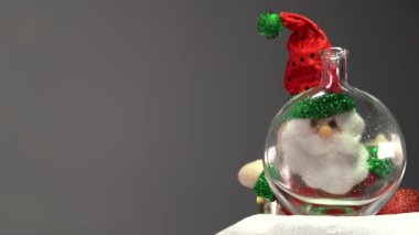 Mutlu Noeller. Noel Baba şişenin arkasında..