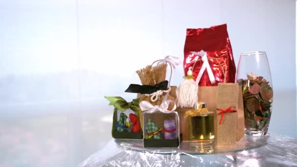 许多圣诞礼物和新年礼物 圣诞节背景 — 图库视频影像