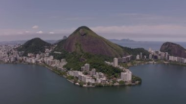 Dağları ve suyu olan şehir. Rio de Janeiro, Brezilya.