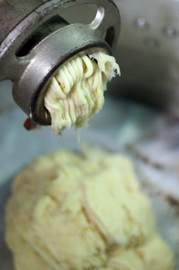 Erişteler makineyle yapılır. Spagetti makinesi..