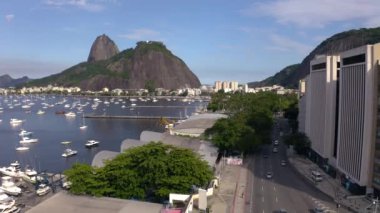 Deniz, tekne ve dağların görüntüleri. Şekerleme Dağı. Rio de Janeiro, Brezilya.